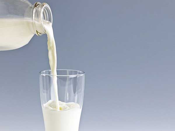 [Giải đáp] Uống sữa trước khi đi ngủ có tốt không, lợi hay hại?