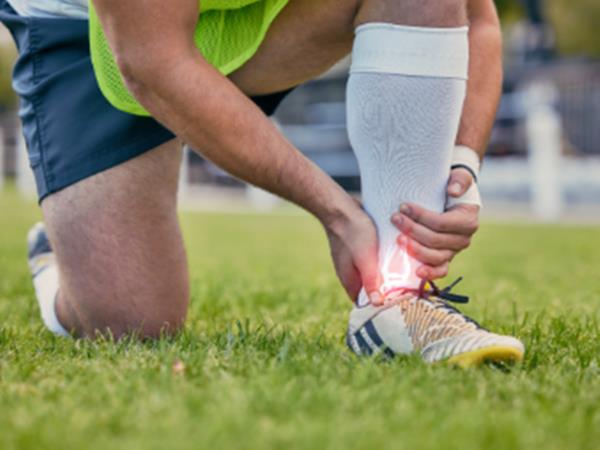 Cách giảm đau chân khi đá bóng hiệu quả cho cầu thủ